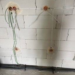 Dłuższe przewody zostawione na prośbę inwestora.