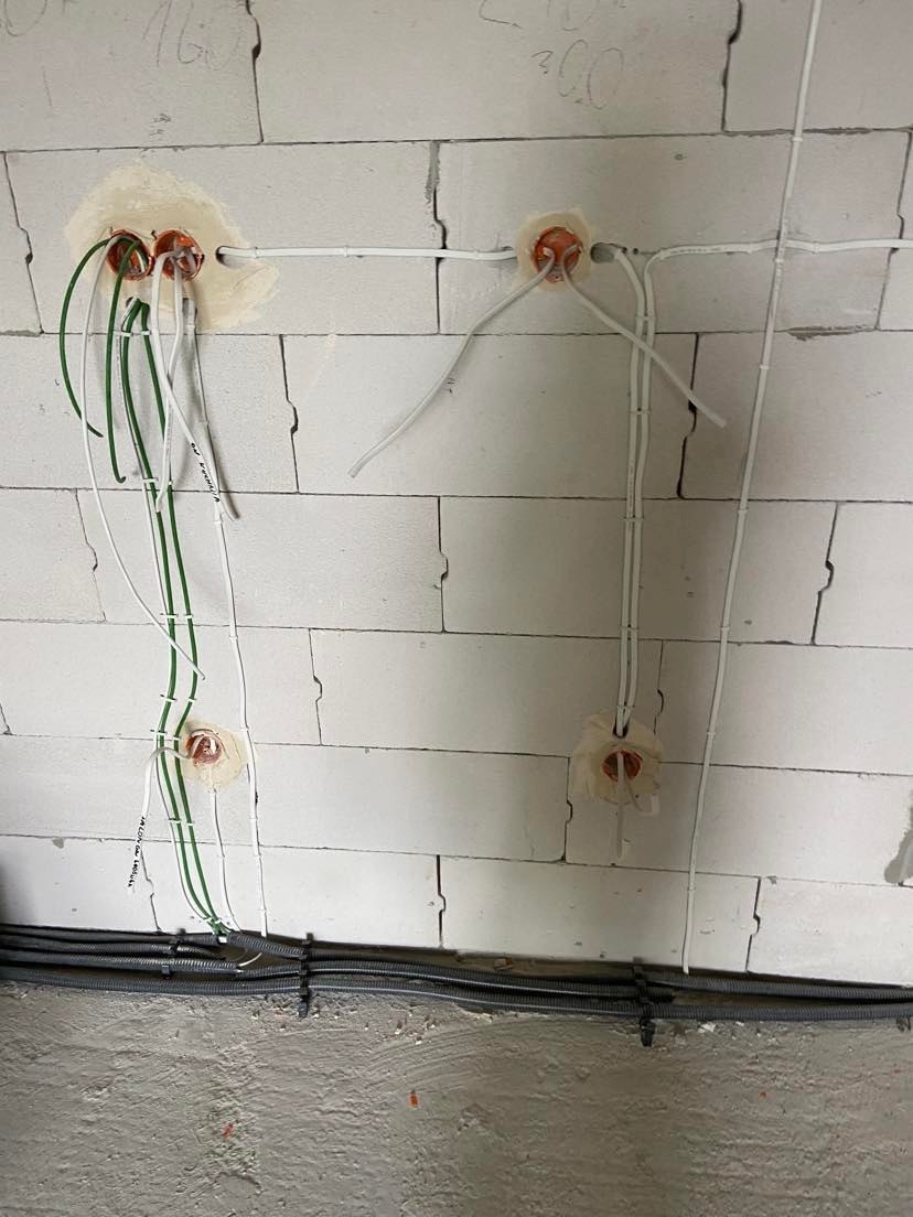 Dłuższe przewody zostawione na prośbę inwestora.