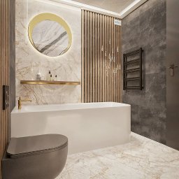 reNOVA - Nowoczesna łazienka z wolnostojącą wanną, wiszącą toaletą w odcieniach szarości i beżu, okrągłym lustrem z podświetleniem LED oraz dekoracyjnym panelem z drewnianych listew i kryształową lampą.