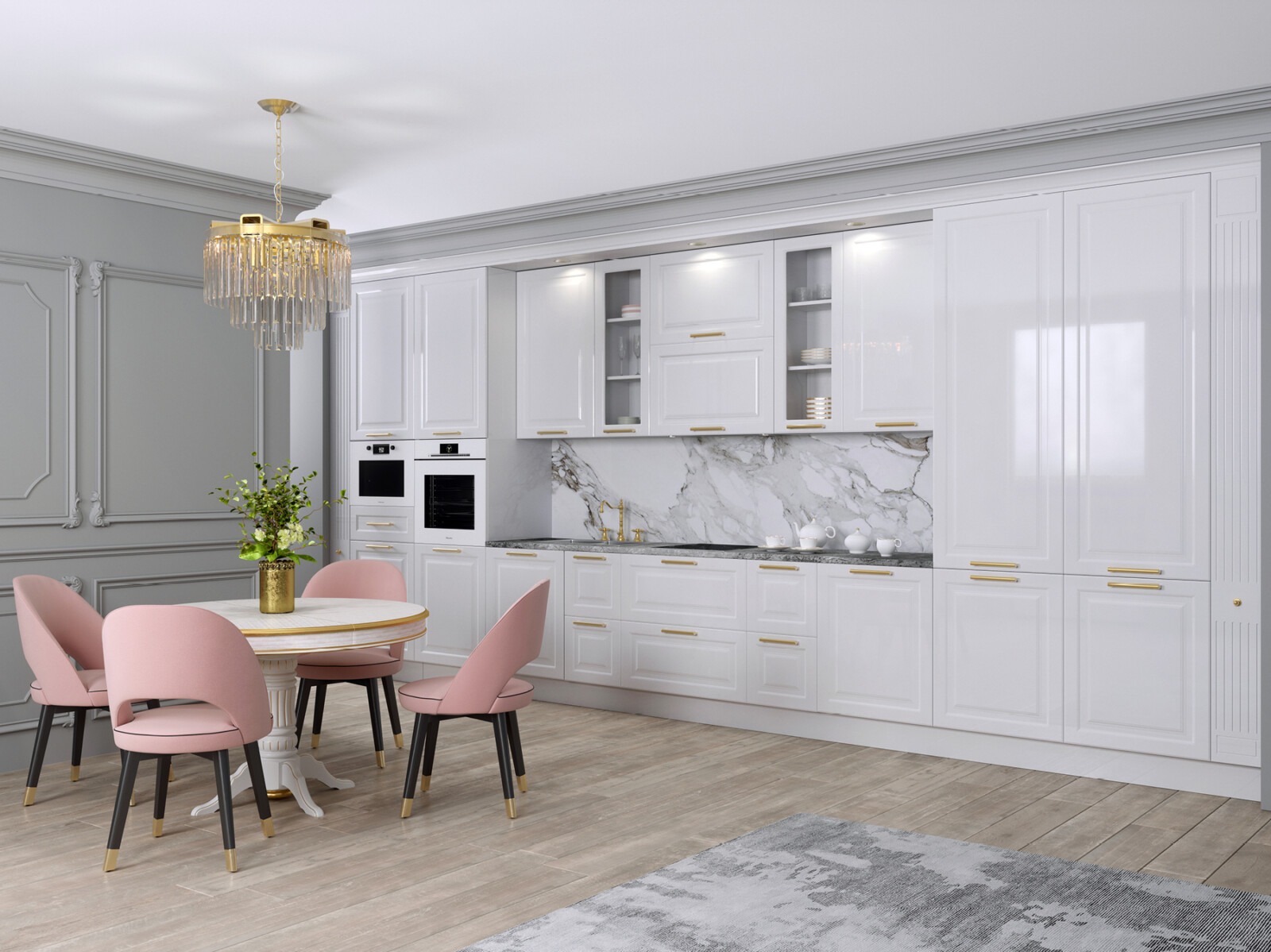 Elegancka, biała kuchnia z marmurowym backsplashiem i złotymi akcentami, oświetlona kryształowym żyrandolem, uzupełniona okrągłym stołem i różowymi krzesłami.