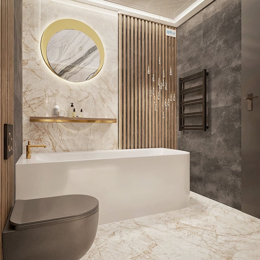 Nowoczesna łazienka z wolnostojącą wanną, wiszącą toaletą w odcieniach szarości i beżu, okrągłym lustrem z podświetleniem LED oraz dekoracyjnym panelem z drewnianych listew i kryształową lampą.