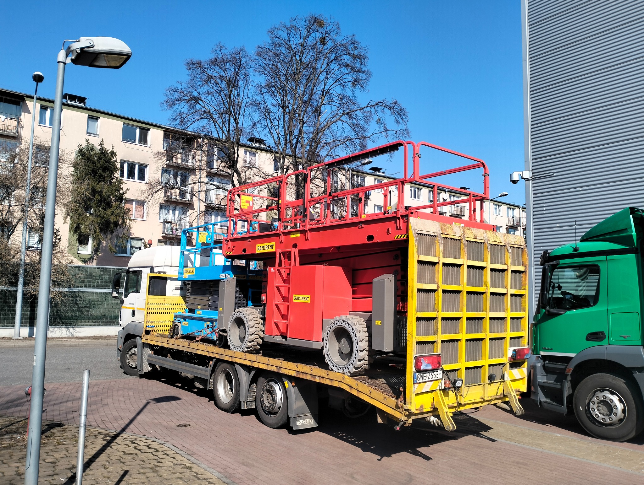 Dojchał podnośnik 18 metrów do góry
