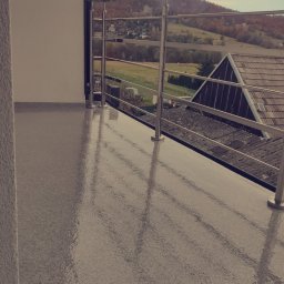 Kwarcowy dywan - wysoce odporna na warunki atmosferyczne oraz uszkodzenia mechaniczne jak i chemiczne posadzka wykończeniowa na balkonach, schodach czy tarasach.