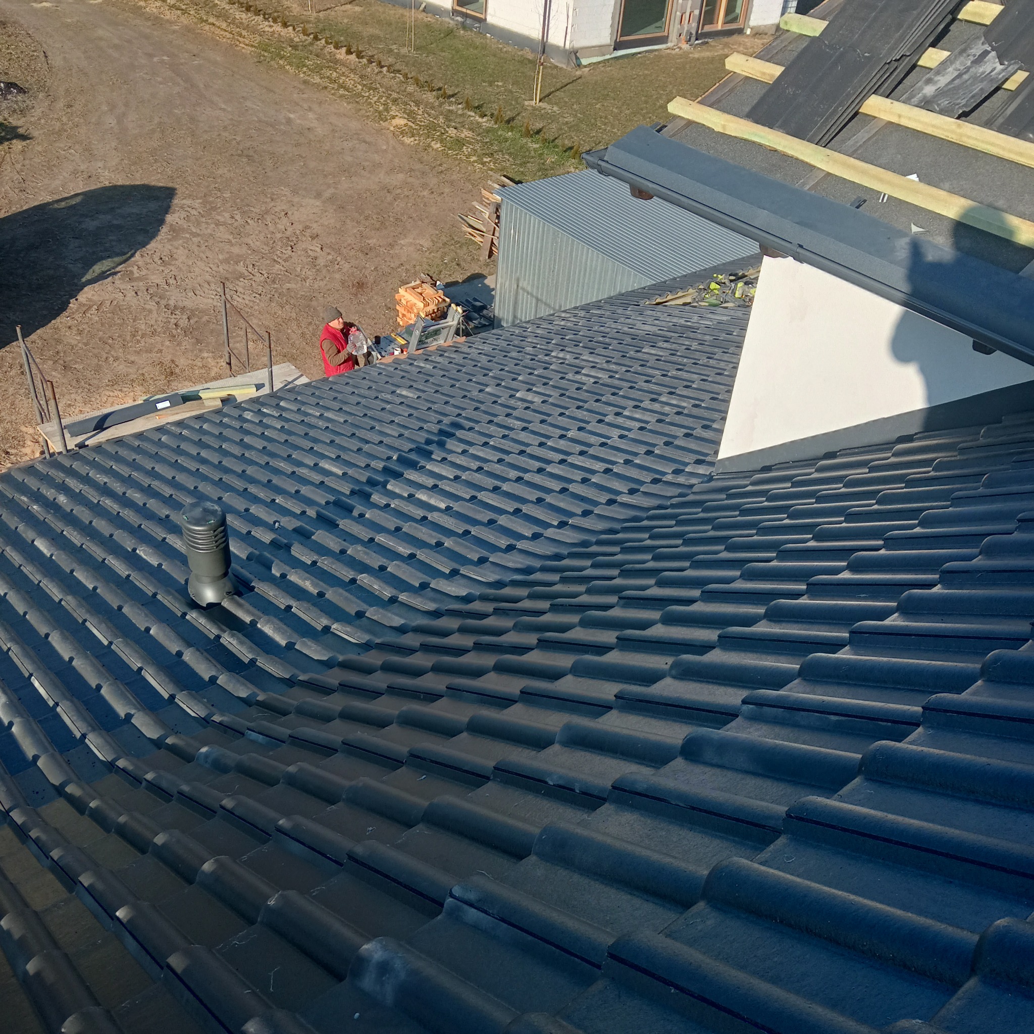 Dach o powierzchni 110m2 dachówka cementowa brass romańska