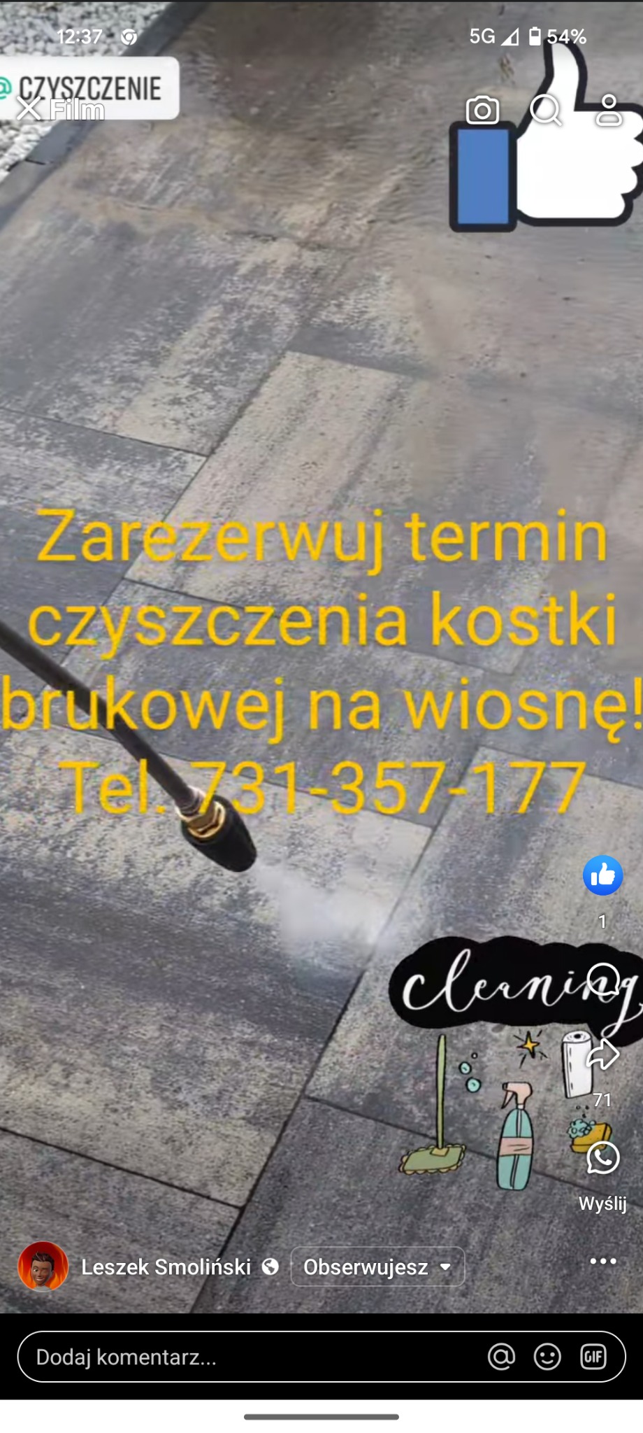Czyszczenie kostki brukowej za pomocą myjki ciśnieniowej, widoczny strumień wody usuwający zabrudzenia, na zdjęciu nakładka z tekstem reklamowym i elementami graficznymi.