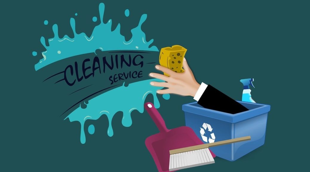 Ilustracja graficzna przedstawiająca dłoń w mankiecie trzymającą gąbkę, obok niebieskiego pojemnika z symbolem recyklingu, spryskiwacza, zmiotki i szufelki, na tle plamy z napisem 'CLEANING SERVICE'.