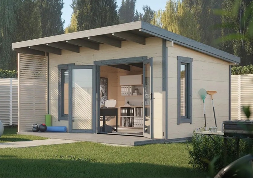 Nowoczesny, jasny, drewniany domek ogrodowy z szarymi akcentami, otwartymi szklanymi drzwiami i oknami, wyposażony w biuro, z akcesoriami do ćwiczeń na zewnątrz i grillem w tle.