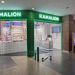 PIXEL WAVE SPÓŁKA Z OGRANICZONĄ ODPOWIEDZIALNOŚCIĄ - Witryna wykonana dla sieci Kamalion. Litery świetlne, wykończenie elewacji w kolorze zielonym, brama świetlna.