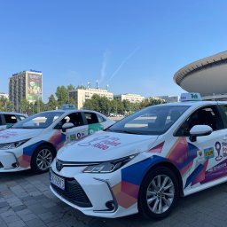 Toyoty Corolla. Zaprojektowane i wykonane oklejenie dla firmy PIN POINT Ride. 