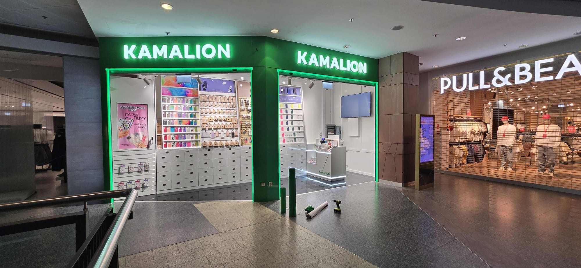 Witryna wykonana dla sieci Kamalion. Litery świetlne, wykończenie elewacji w kolorze zielonym, brama świetlna.