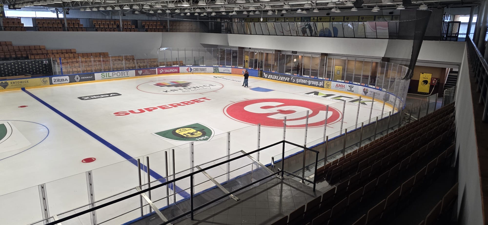 Reklama na lodzie. Lodowisko GKS Katowice.