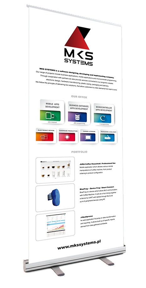 Roll-up reklamowy firmy MKS Systems prezentujący ofertę tworzenia aplikacji mobilnych, baz danych i mikrokontrolerów oraz portfolio z przykładami realizacji dla Jura Coffee i Bluefrog, z widocznym...