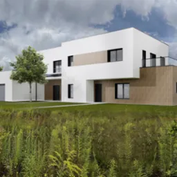 Wizualizacja nowoczesnego, dwukondygnacyjnego domu z białymi ścianami i drewnianą elewacją, balkonem ze szklaną balustradą, otoczonego zielenią i drzewami, pod pochmurnym niebem.