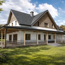 Biuro Projektowe Julia Szatko - Wizualizacja domu jednorodzinnego z werandą, białe ściany, drewniane elementy wykończeniowe, szara dachówka, otoczenie zieleni. Ujęcie z perspektywy ogrodu.