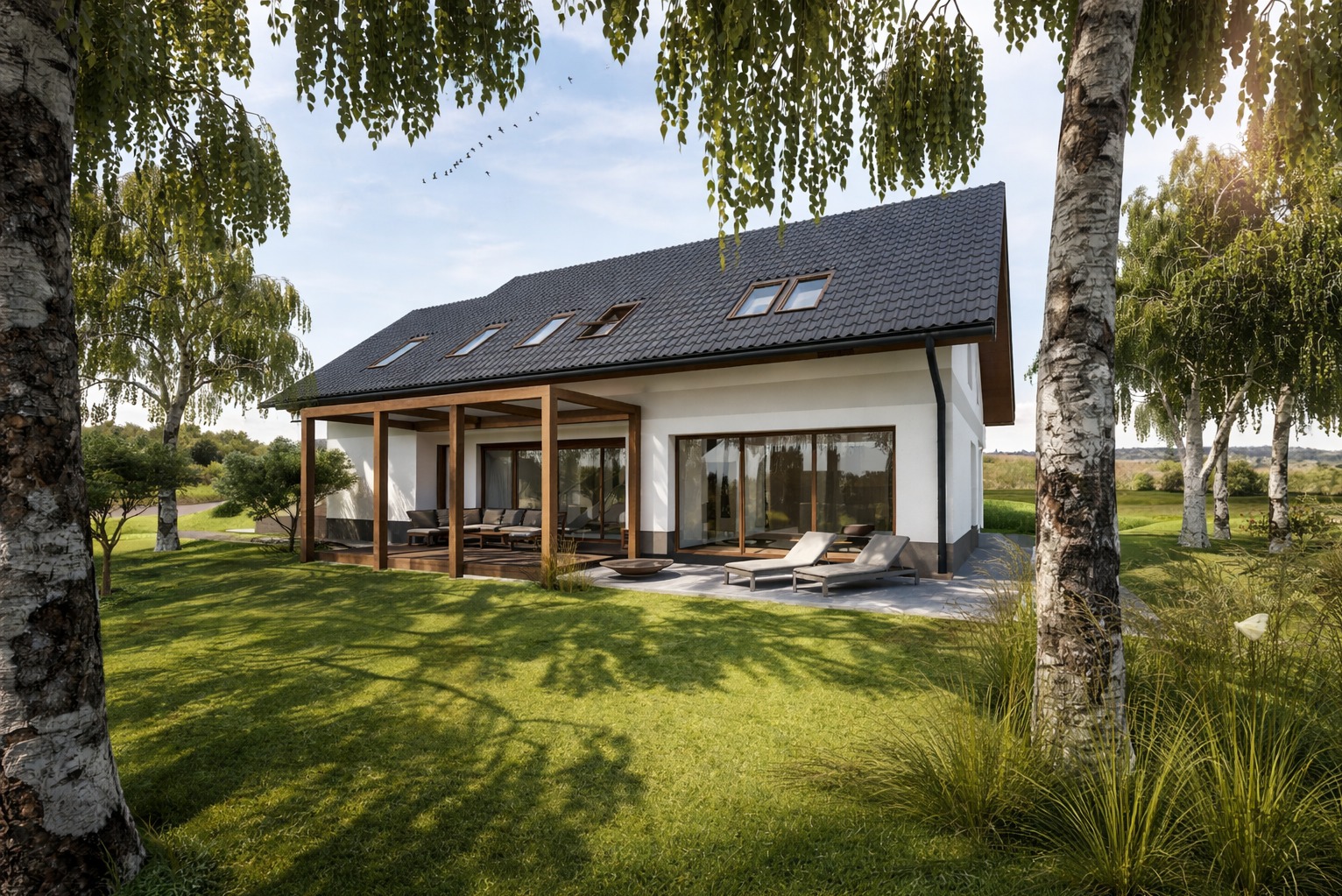 Nowoczesny dom z ciemną dachówką i drewnianą pergolą, otoczony zielonym trawnikiem i brzozami. Widoczne leżaki i meble ogrodowe. Ujęcie w słoneczny dzień.