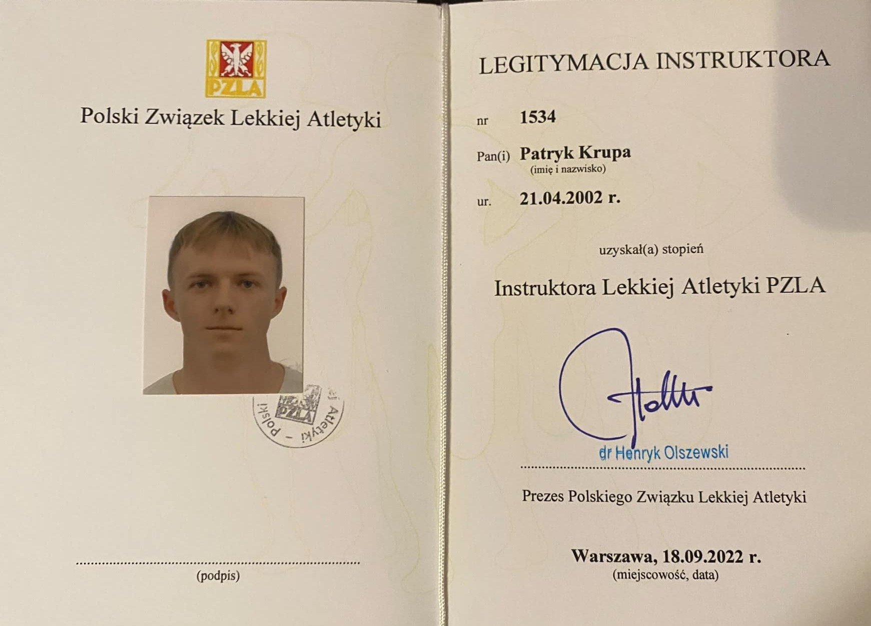Legitymacja instruktora lekkiej atletyki PZLA, numer 1534, wystawiona na Patryka Krupę, z jego zdjęciem i podpisem Prezesa Polskiego Związku Lekkiej Atletyki, dr Henryka Olszewskiego.