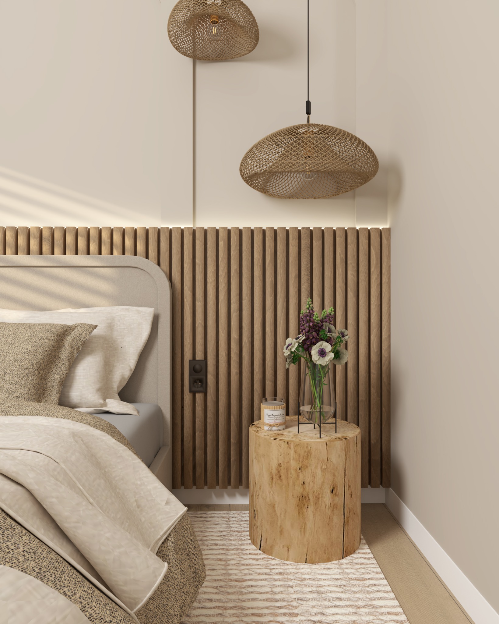 Sypialnia z drewnianym panelem ściennym, lampami z plecionki i stolikiem nocnym z pnia drzewa, na którym stoi wazon z fioletowo-białymi kwiatami i świeca.