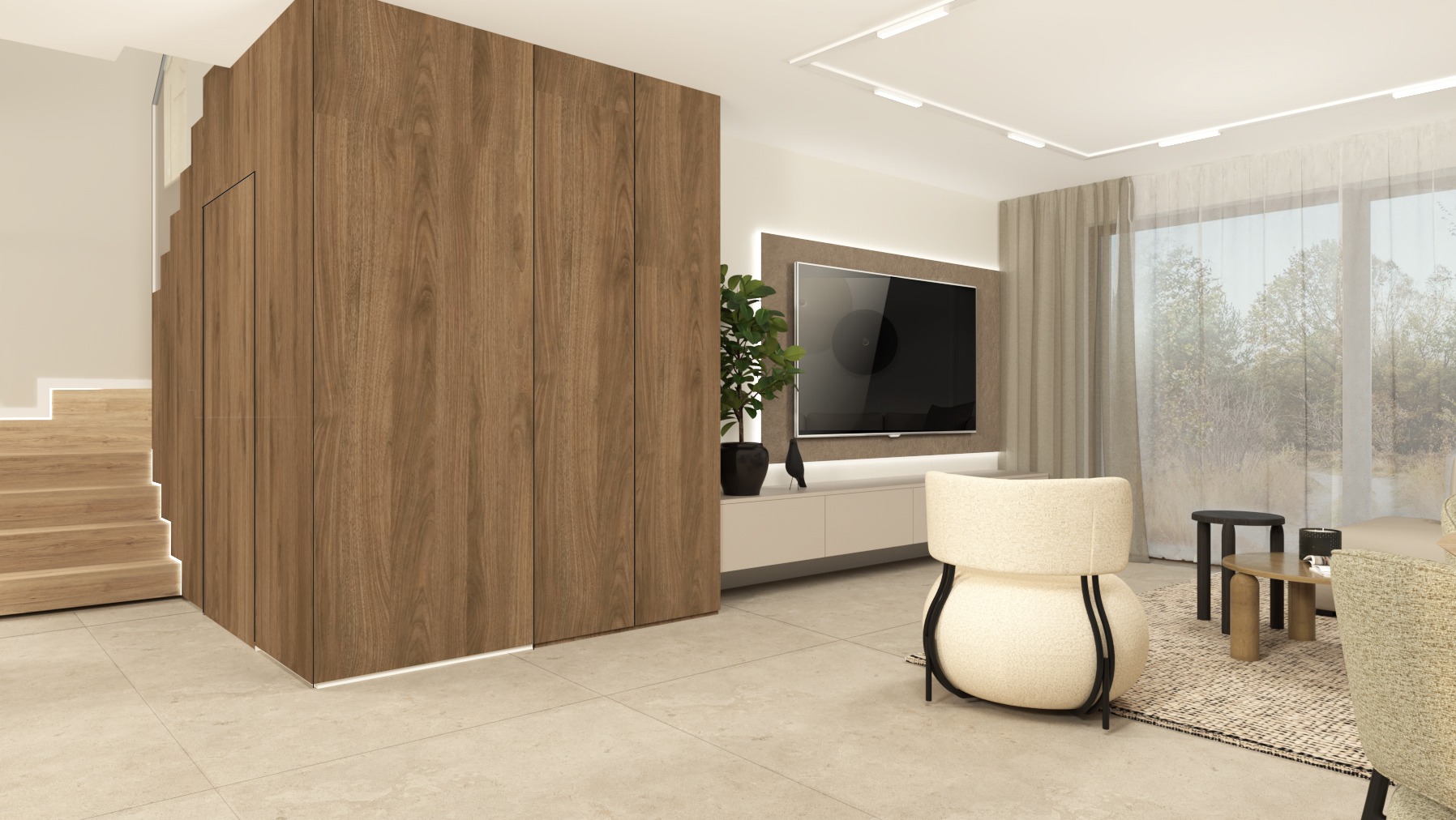 Nowoczesny salon z drewnianą zabudową ściany, podświetlanymi schodami, telewizorem na tle beżowej ściany, designerskim fotelem boucle i widokiem na zieleń za oknem.