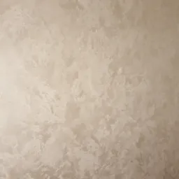 Ściana pokryta dekoracyjną, beżową gładzią w stylu weneckim, z subtelnymi refleksami światła, ukazująca fakturę i wzór na całej powierzchni ściany.