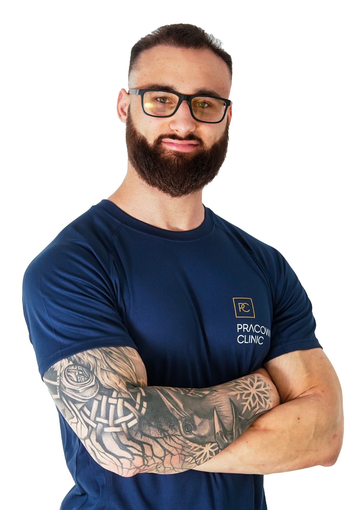 Portret mężczyzny w okularach, z brodą i tatuażami na ramionach, ubranego w granatową koszulkę z logo 'Pracow Clinic', na białym tle.