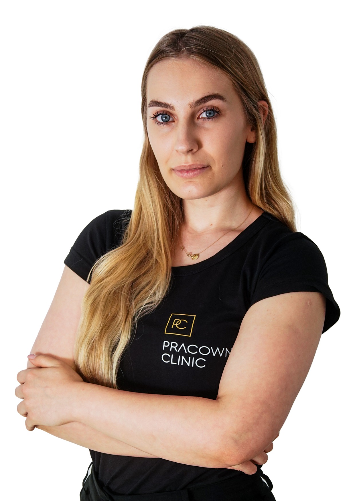 Portret kobiety z blond włosami i niebieskimi oczami, ubrana w czarną koszulkę z logo 'Pracownia Clinic', skrzyżowane ramiona.