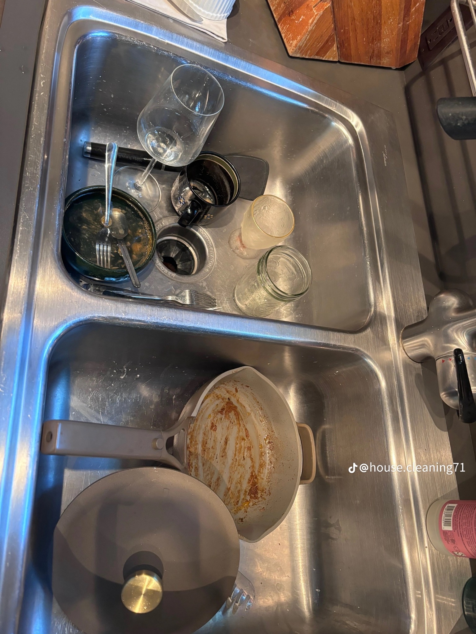 Dwukomorowy zlewozmywak ze stali nierdzewnej wypełniony brudnymi naczyniami, w tym szklanki, garnki i talerze z resztkami jedzenia, widoczne sztućce i plamy na powierzchni zlewu.