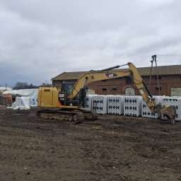 Koprka gąsienicowa CAT, w bazie maszyn posiadamy również kołową koparkę Mecalac oraz Minikoparkę gąsienicową