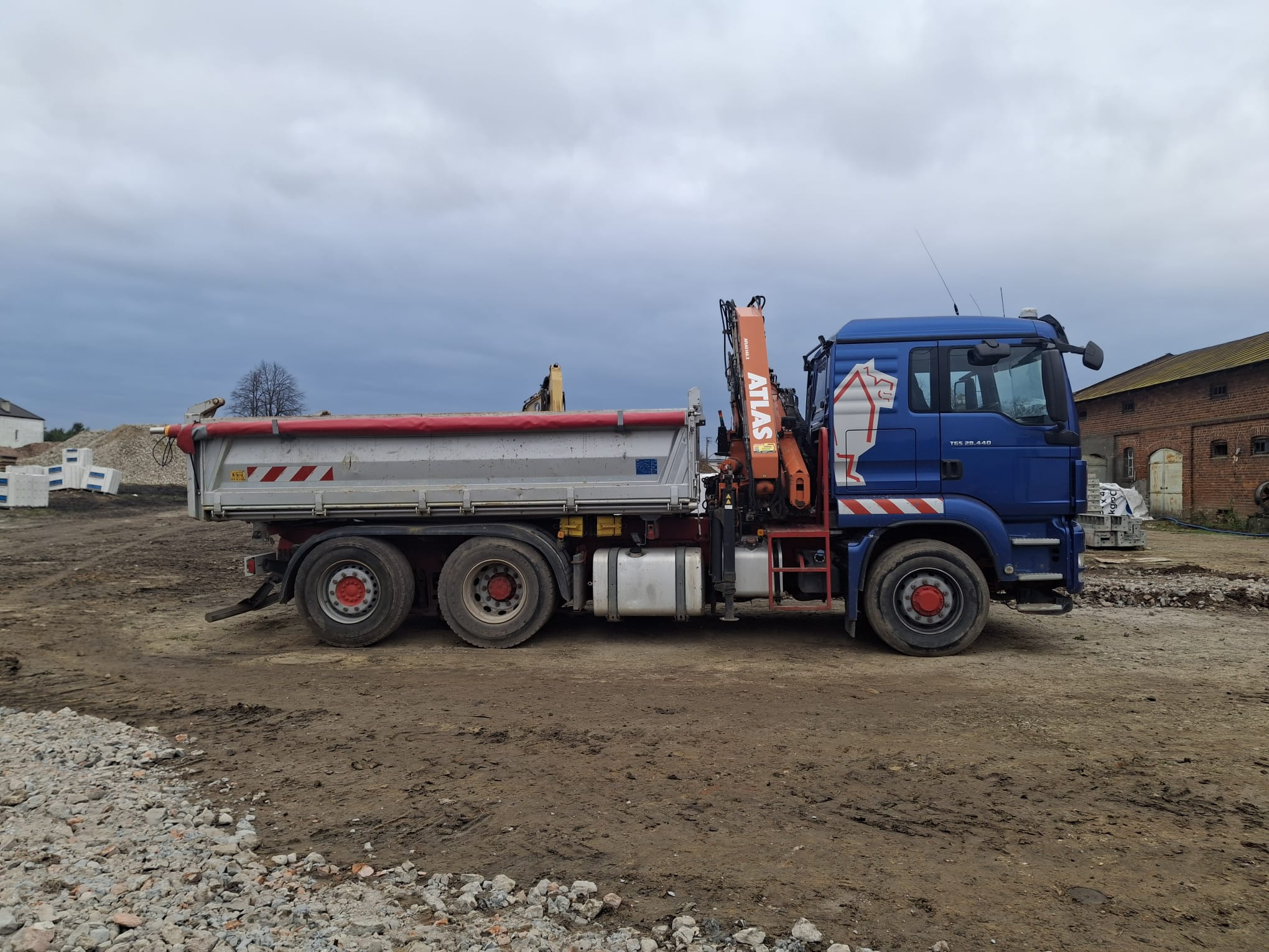 Samochód do transportu ziemi lub kruszywa z HDSem, możliwość rozładunku bocznego i tylnego