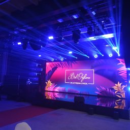 BSCAV SP. z o.o. - Scena z ekranem wyświetlającym logo 'Bal Oriflame' i hasło '30 lat piękna z pasją', oświetlona niebieskimi reflektorami, z widocznym nagłośnieniem i dekoracjami roślinnymi.