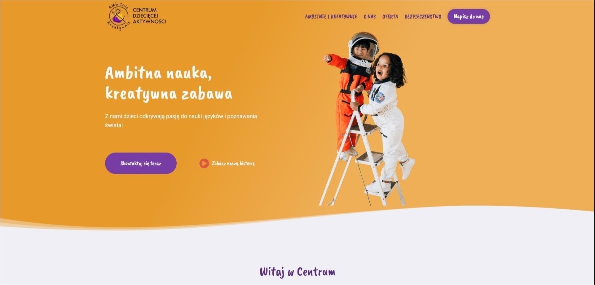 Strona internetowa centrum edukacyjnego Ambitnie i Kreatywnie z dwójką dzieci w strojach kosmonautów na drabinie, na pomarańczowym tle.