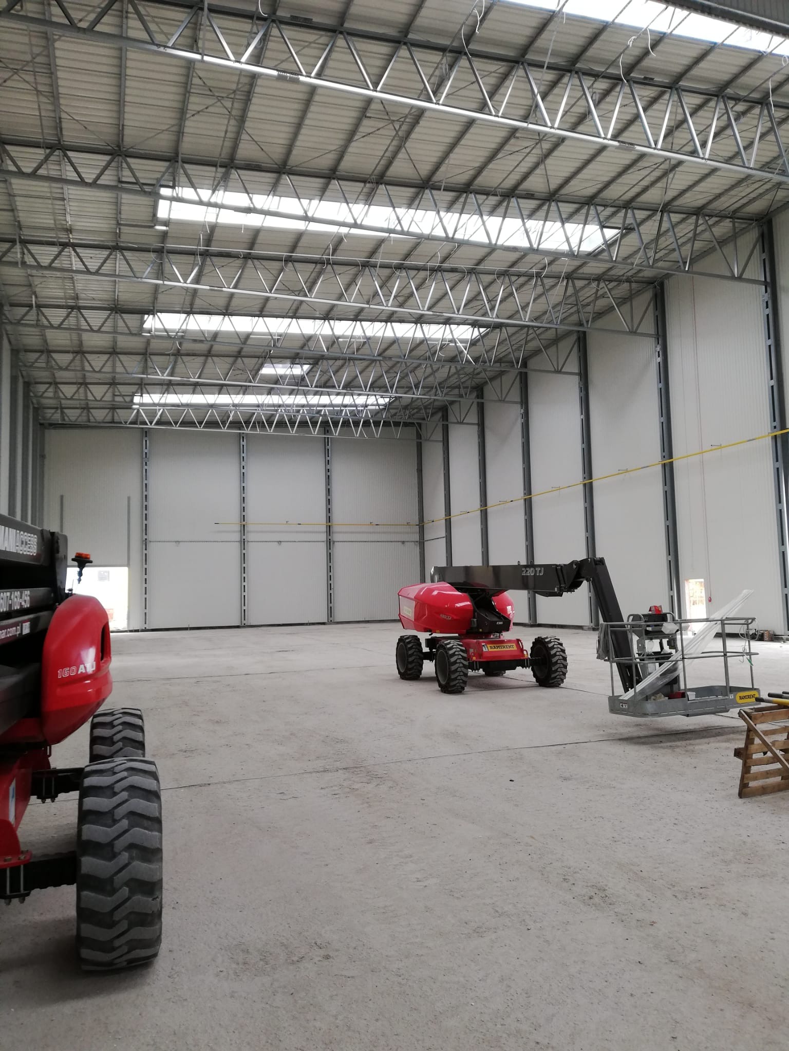 Wewnętrzna instalacja gazowa z nagrzewnicami Robur + destratyfikatory w systemie Flowair BMS