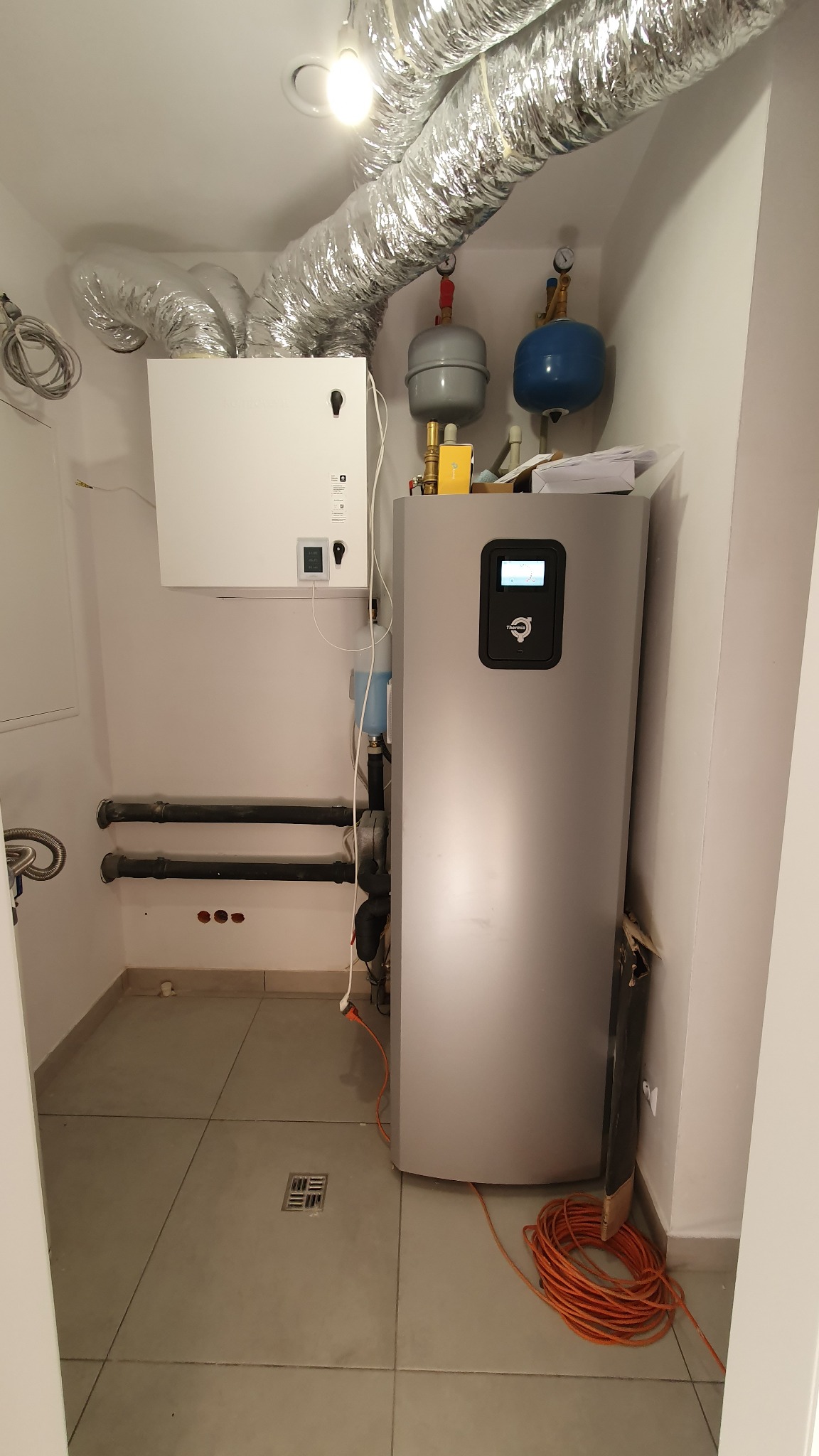 gruntowa pompa ciepła Thermia Calibra Cool i rekuuperator Komfovent funkcja: c.o./chł.pasywne/cwu