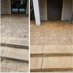 Kostka brukowa przed i po czyszczeniu. Lewa strona: zabrudzona, z chwastami. Prawa strona: czysta, bez zabrudzeń. Widoczne schody i elewacja budynku.