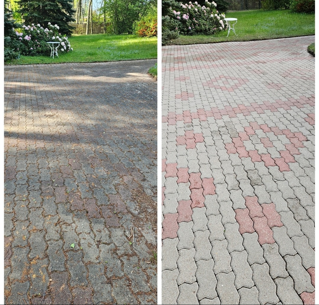 Kostka brukowa przed i po czyszczeniu: lewa strona brudna, pokryta igliwiem, prawa strona czysta, z widocznym wzorem czerwono-szarym. Trawa i krzewy w tle.
