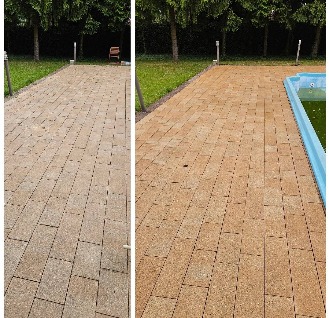 Porównanie kostki brukowej przed i po czyszczeniu. Lewa strona zabrudzona, prawa świeżo umyta, odsłaniająca ciepły odcień. W tle zieleń i fragment basenu.