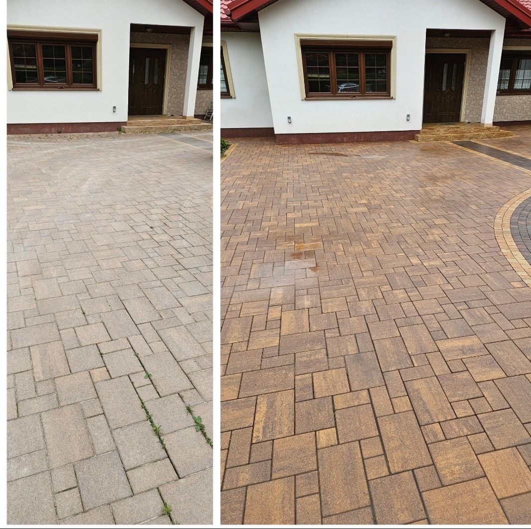 Efekt przed i po: wyczyszczona kostka brukowa przed domem. Po lewej stronie widoczne zabrudzenia i chwasty, po prawej czysta, odświeżona powierzchnia.