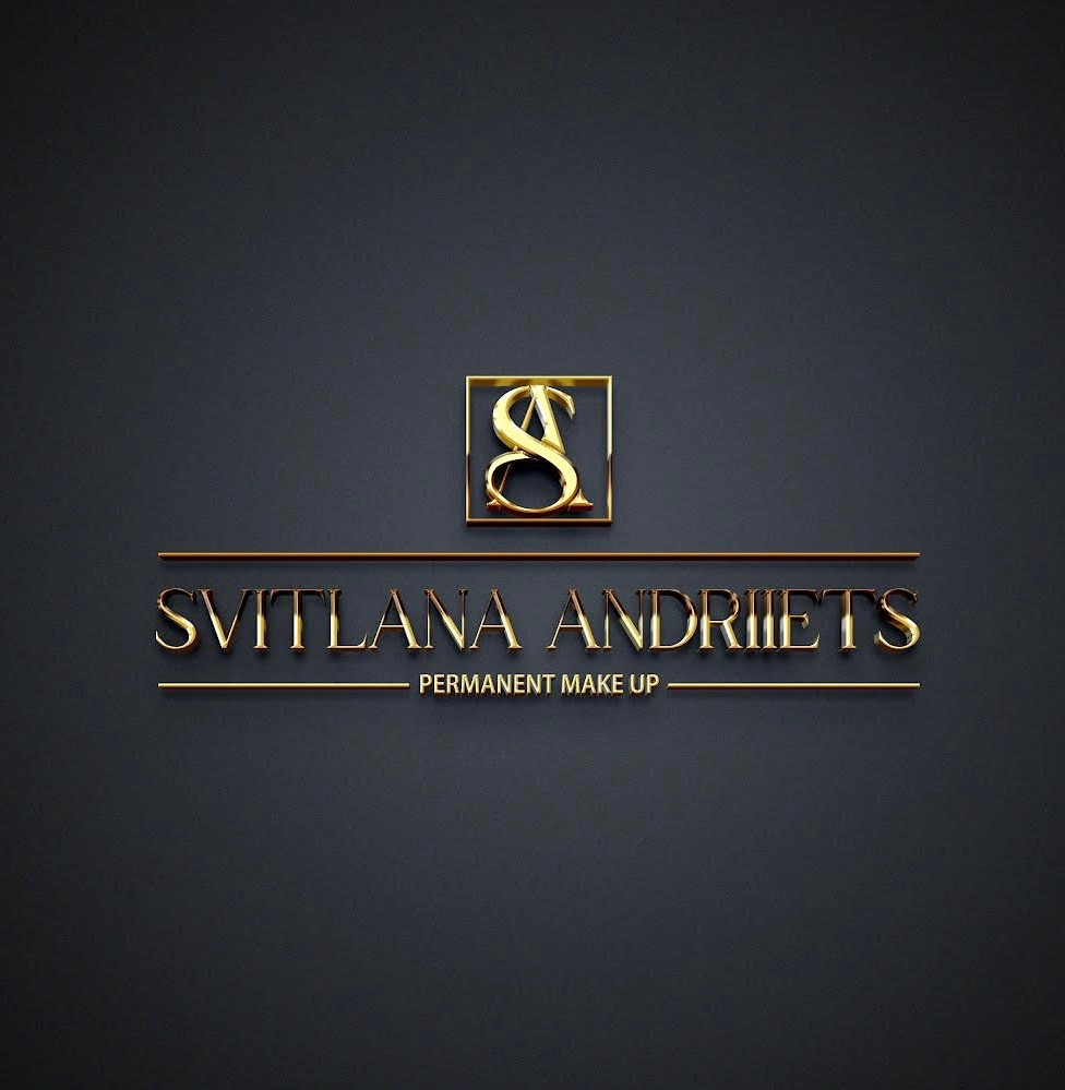 Eleganckie, złote logo z inicjałami 'SA' w kwadracie, nad napisem 'SVITLANA ANDRIIETS - PERMANENT MAKE UP' na ciemnoszarym teksturowanym tle.