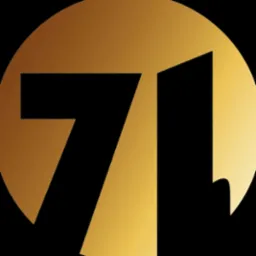 Abstrakcyjne logo z numerem '71' w czerni, umieszczonym na złotym okręgu z gradientem. Minimalistyczny design na czarnym tle.