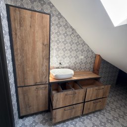WYMIAROWE STUDIO MEBLI MICHAŁ ZALEWSKI - Łazienka na poddaszu z drewnianą szafką z szufladami, umywalką nablatową i wzorzystymi płytkami na ścianach i podłodze, w stylu nowoczesnym.