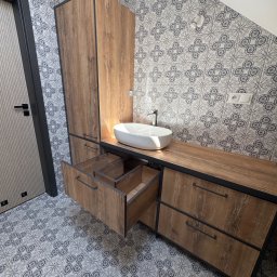 WYMIAROWE STUDIO MEBLI MICHAŁ ZALEWSKI - Nowoczesna łazienka z drewnianą szafką pod umywalkę z otwartymi szufladami, czarnymi detalami i wzorzystymi płytkami na ścianach i podłodze.