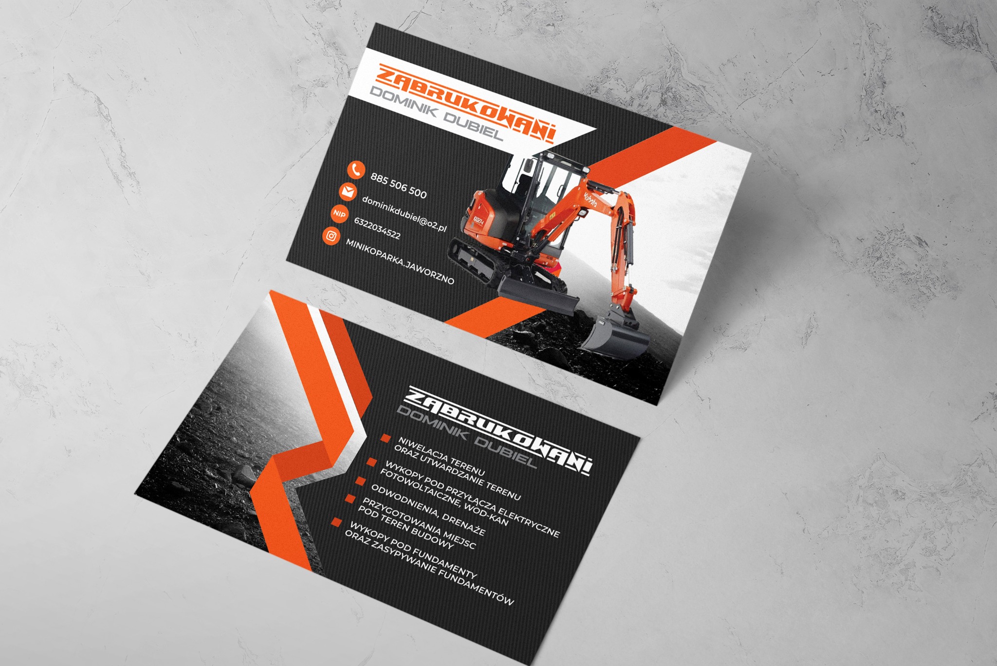 Dwie wizytówki firmy ZABRUKOKANI Dominik Dubiel. Górna wizytówka z pomarańczową minikoparką Kubota na tle czarno-białego krajobrazu. Dolna wizytówka wymienia usługi: niwelacja terenu, wykopy...