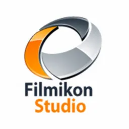 Logo firmy Filmikon Studio z abstrakcyjnym symbolem w kolorach pomarańczowym, szarym i białym, umieszczone nad nazwą firmy.