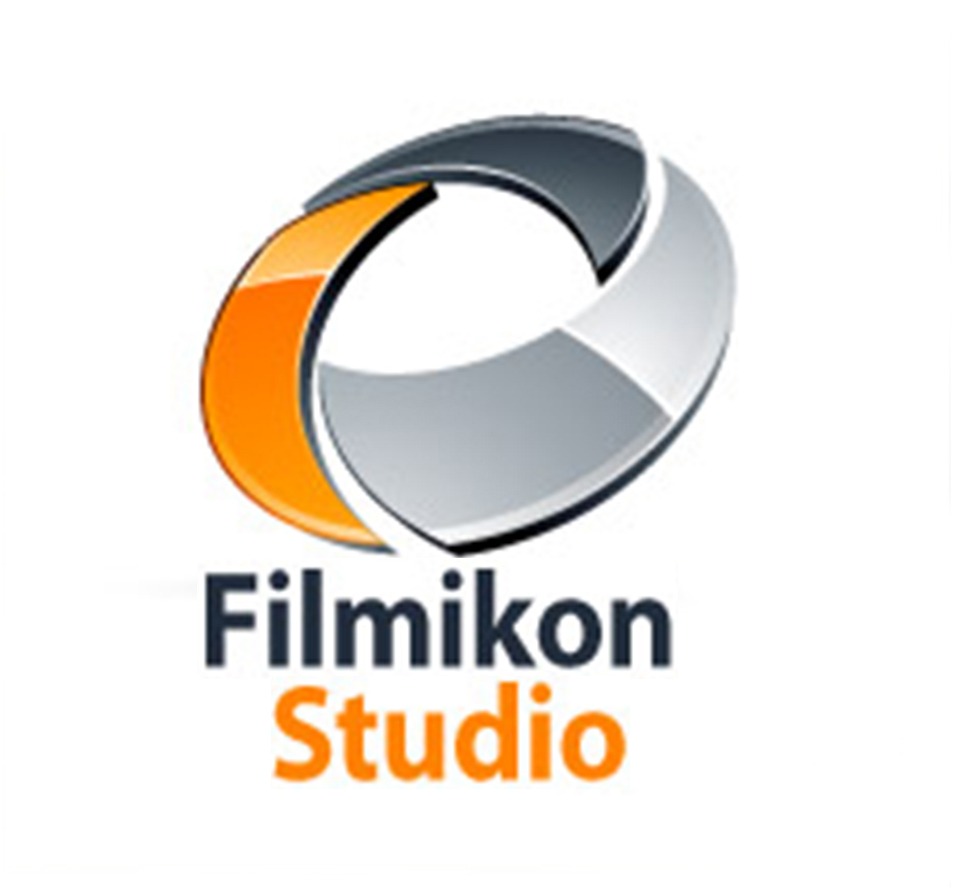 Logo firmy Filmikon Studio z abstrakcyjnym symbolem w kolorach pomarańczowym, szarym i białym, umieszczone nad nazwą firmy.