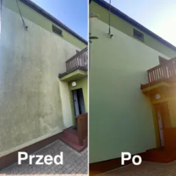 Zdjęcie typu 'przed i po' przedstawiające elewację budynku z zieloną farbą, gdzie lewa strona ukazuje zabrudzoną elewację, a prawa po usunięciu zabrudzeń i odświeżeniu koloru.