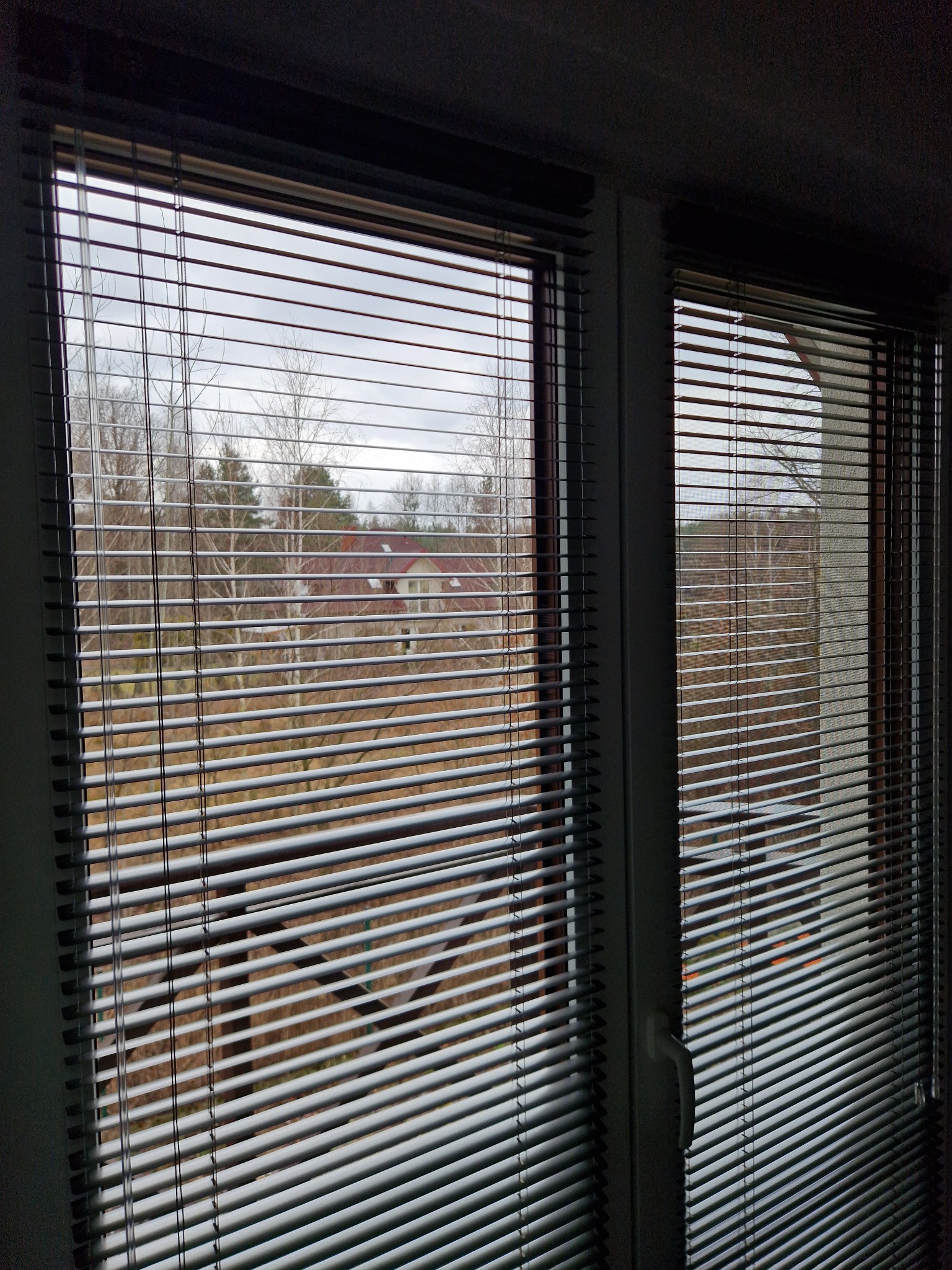 Żaluzje 25 mm. montaż nawierzchniowy.