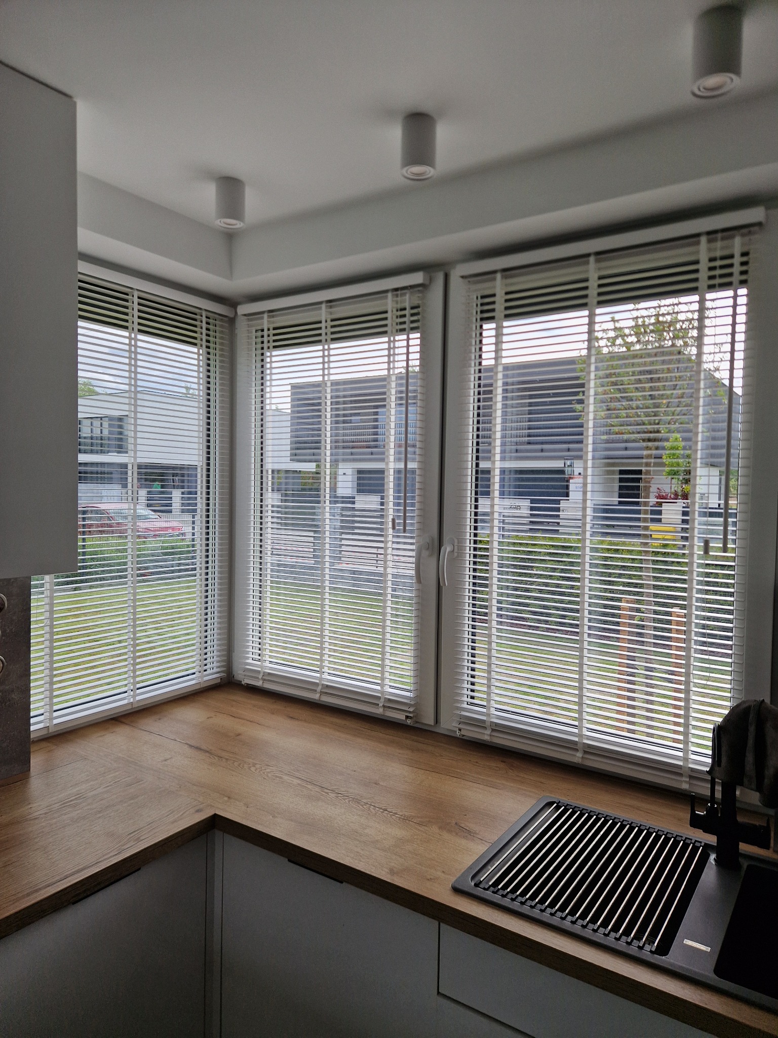 Żaluzje drewniane 25mm. drabinka taśmowa.