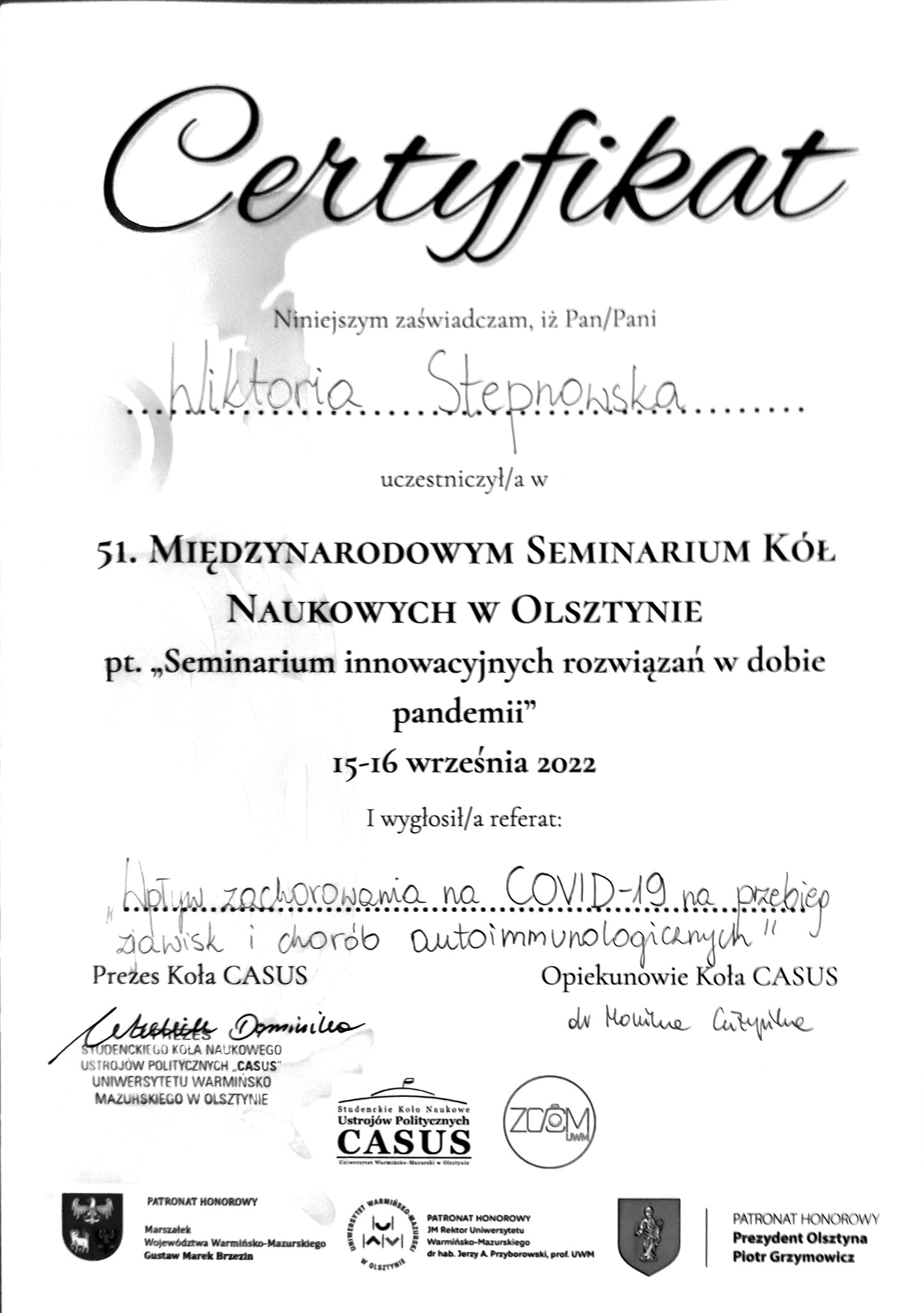 Skan certyfikatu uczestnictwa Wiktorii Stepnowskiej w 51. Międzynarodowym Seminarium Kół Naukowych w Olsztynie, z tematem referatu dotyczącym wpływu zachorowań na COVID-19 na przebieg zjawisk...