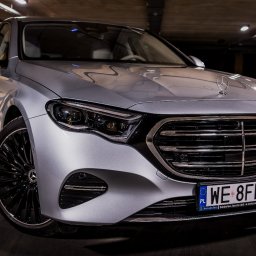 Diamond Car Rafał Redłowski - Srebrny Mercedes-Benz z czarnymi felgami, sfotografowany pod kątem w garażu podziemnym, widoczne detale grilla i reflektorów.