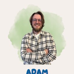 Rozbawieni Events - Portret uśmiechniętego mężczyzny o imieniu Adam, z brodą i okularami, w koszuli w kratę, na tle akwarelowej plamy i napisem 'Szef wszystkich szefów'.