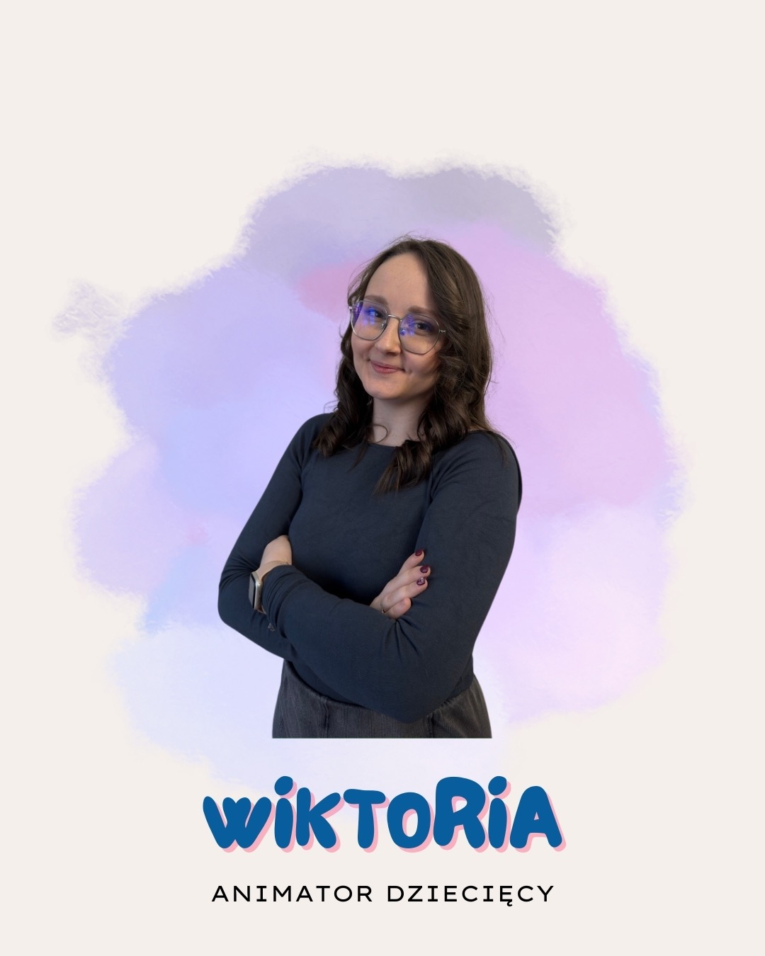 Portret uśmiechniętej animatorki Wiktorii w okularach, z rękami założonymi, na tle pastelowej plamy, z napisem 'Wiktoria Animator Dziecięcy'.